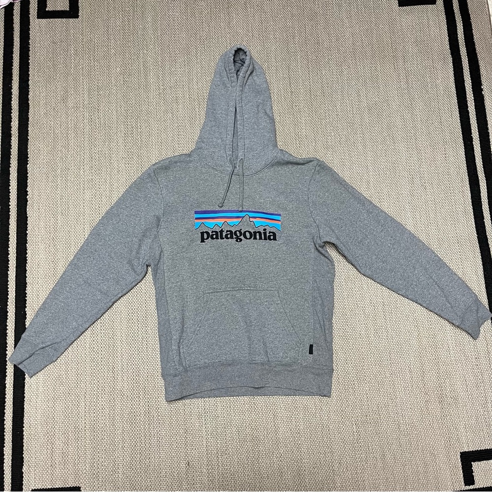 Patagonia Men’s Small P-6 Logo Uprisal Hoodie in Gravel Heather Gray